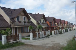 Střechy řadových rodinných domů v Losiné u Plzně