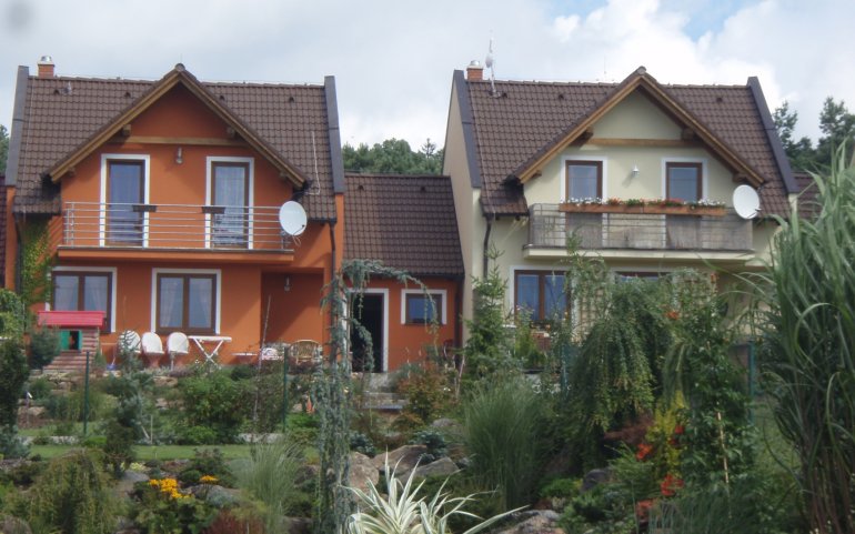 Střechy řadových rodinných domů v Losiné u Plzně