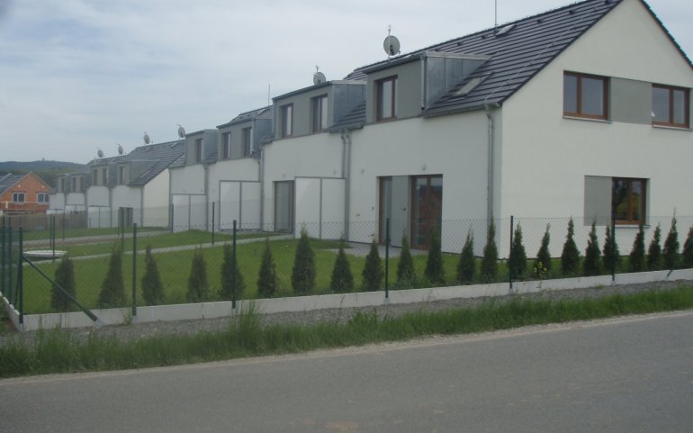 Střechy rodinných domů v Radobyčicích
