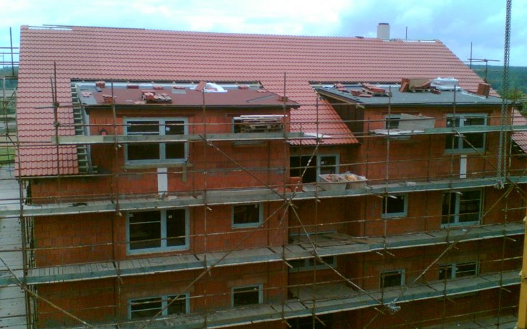 Střechy bytových domů - Tymákov u Plzně